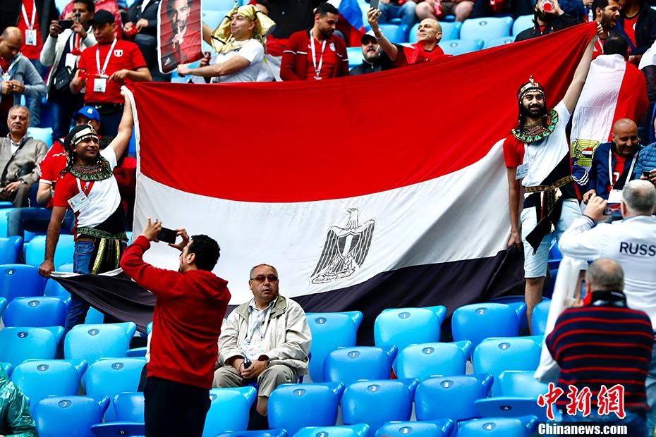 俄罗斯对阵埃及比赛前 场内满是 法老艳后 _【
