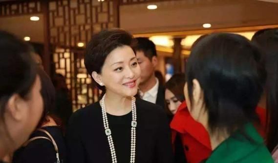 「爸爸」杨澜女儿罕见现身，和妈妈牵手同框，身材不似爸爸吴征