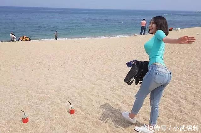 身形优雅的牛仔裤美女，展现出女人迷人的身材，绽放女人魅力