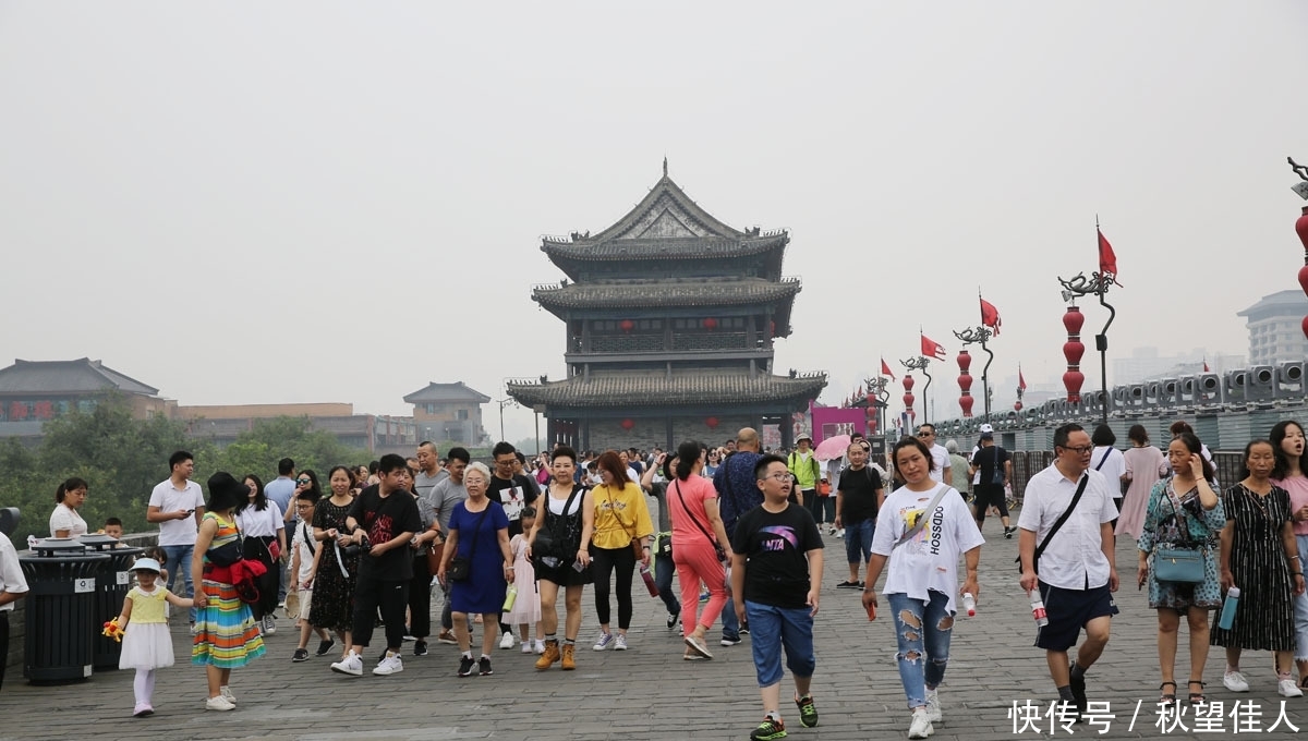 游西安城墙游客被一道铁栅栏挡住，有游客质问购票时为何不告知