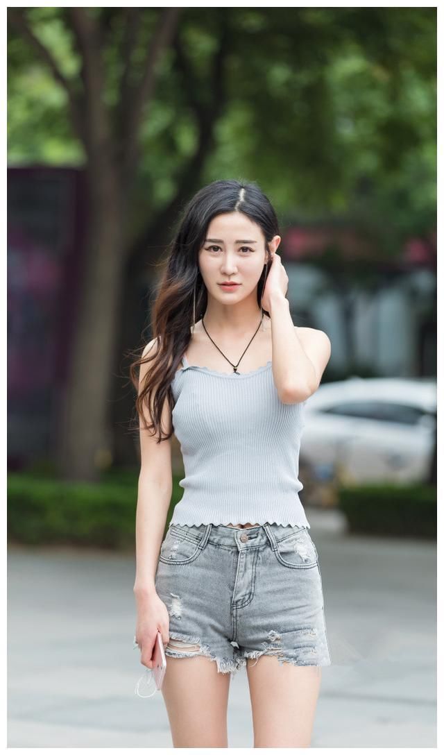 街拍:图1优雅渐变连衣裙,图2性感紧身连衣裙,图3清新简单穿搭