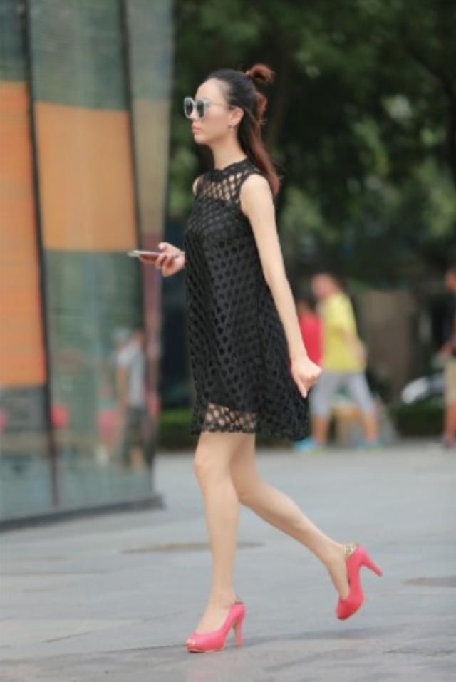 黑色的连衣裙搭配粉红色的高跟鞋，暗色衬托亮色！