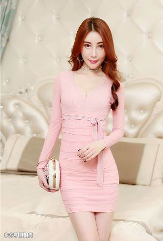 包臀裙突出窈窕身材，曼妙的身材中满满的女人味