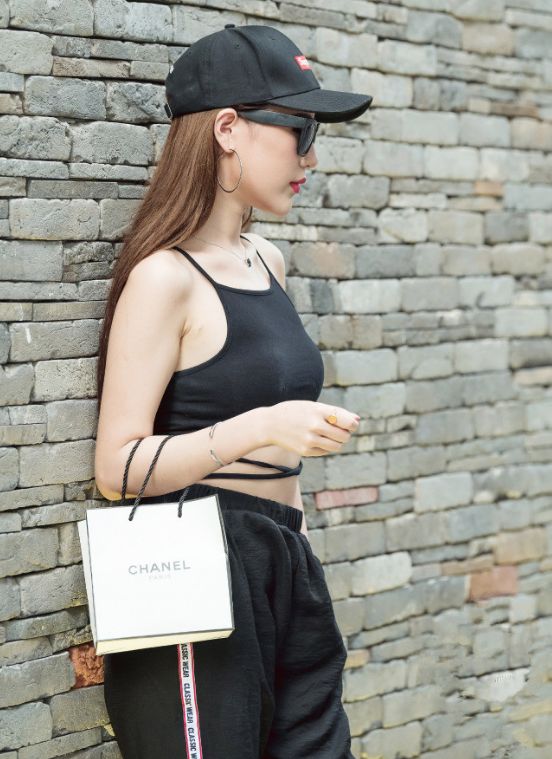 街拍：美女身材高挑，颜值精致，反正我看了以后是心动了！