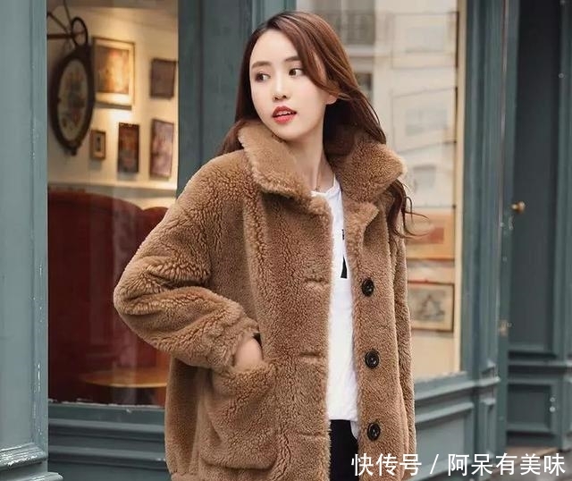 「迷人」再见了,呢子大衣!过年穿:羊羔毛外套+烟管裤,时髦美嫩特迷人