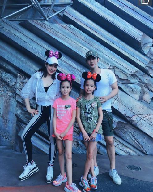 钟丽缇奔五了，还穿女儿一样的短裙！网友：修过图的腿还这么粗？