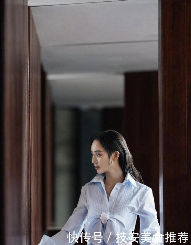 『蓝色』张钧甯168cm身材好惊艳!蓝色衬衫配开叉阔腿裤,110cm长腿好抢镜