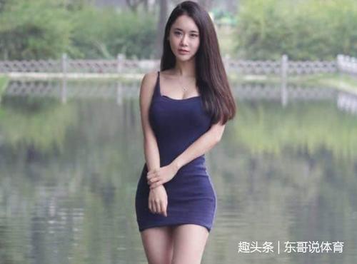 小姐姐爱穿紧身裙，臀部线条柔美圆润，吸引了无数路人目光
