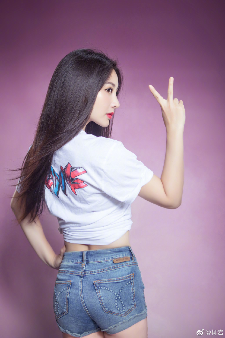 37岁柳岩厉害了!仅仅换了个发型就显小10岁,网友:她的胸是亮点