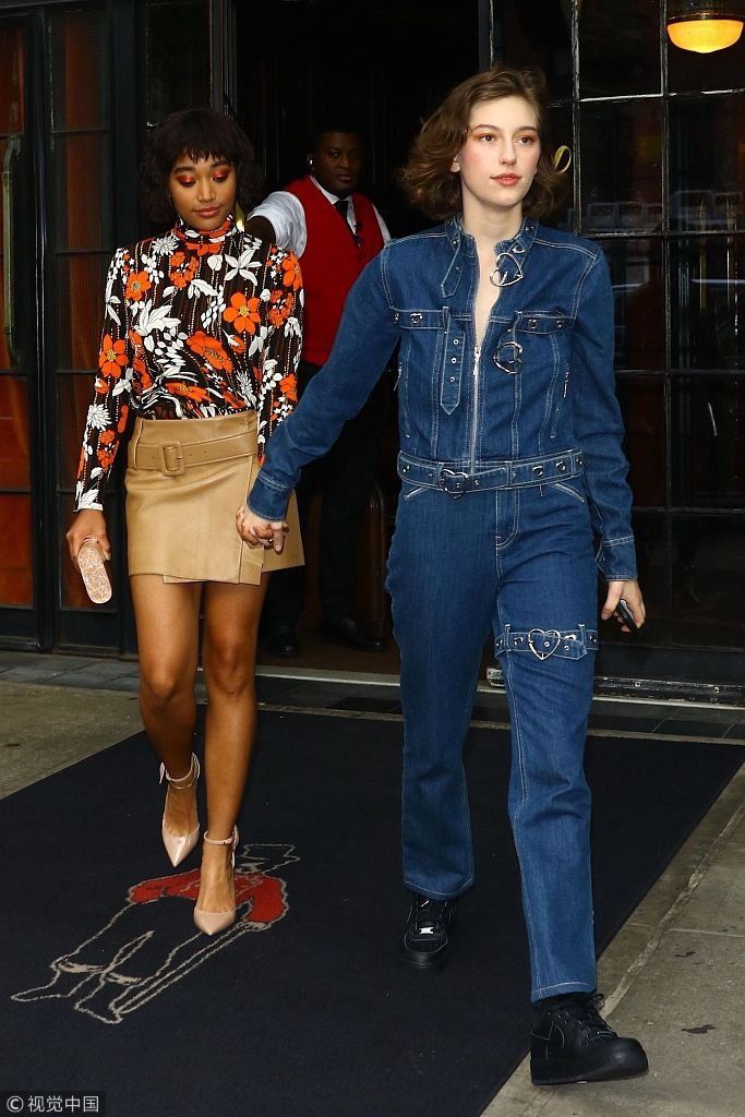 阿曼德拉秀修长美腿女人味十足  与女友十指紧扣满脸幸福