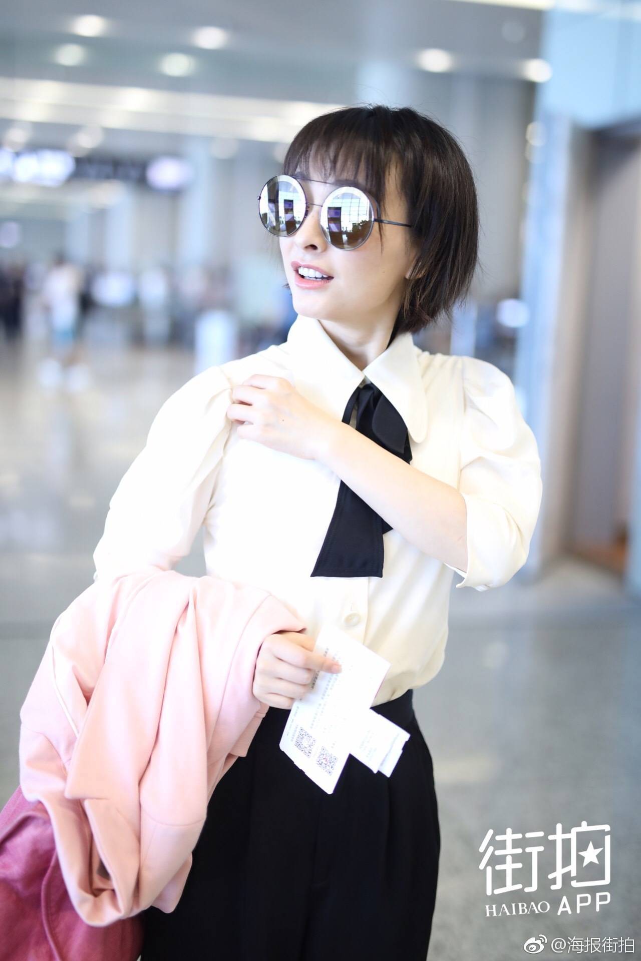 吴昕少女风穿搭现身机场，网友：这是沈月？