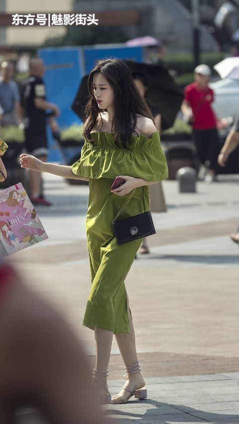 美女|盛夏是穿裙子的季节,这些美女选择绿色连衣裙,清新养眼又时尚