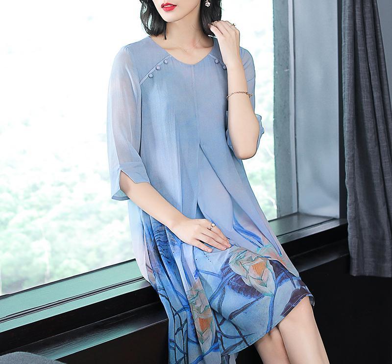 四五十女人别老穿便宜货，三伏天穿时髦蚕丝裙，美的不像中年人