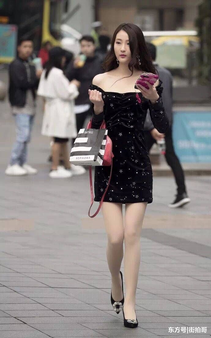 街拍联盟：黑色套裙香肩露，肉丝美腿迷人眼