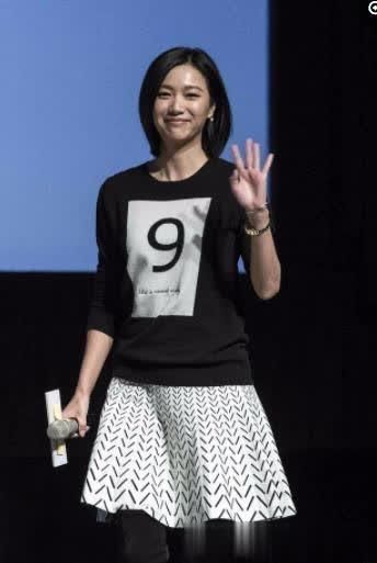 43岁徐静蕾最新近照，胖的出油了?网友:感叹时间过的好快