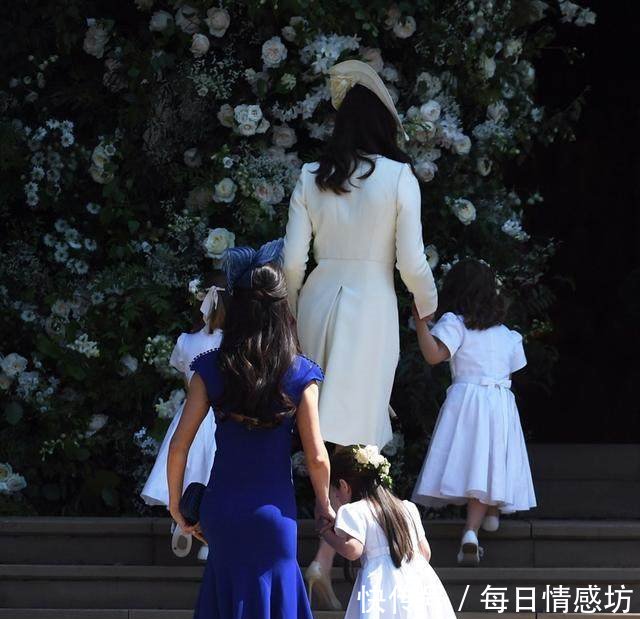 哈里大婚，凯特四穿旧衣低调登场，夏洛特公主吐舌抢镜