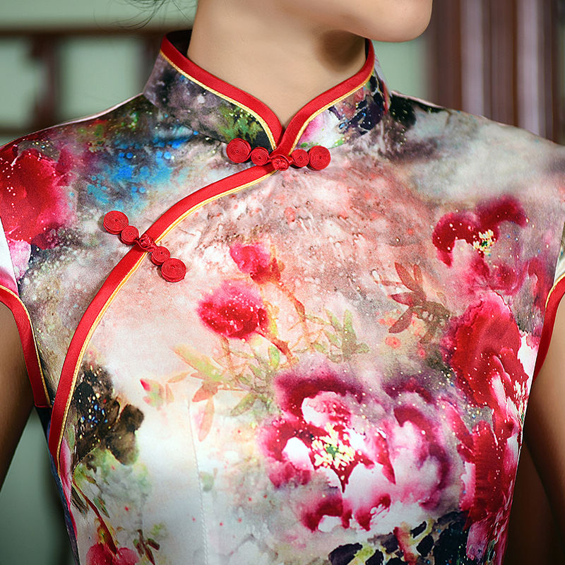 说真的!我就从来没见过这么好看的旗袍，尽显姣好火爆身材