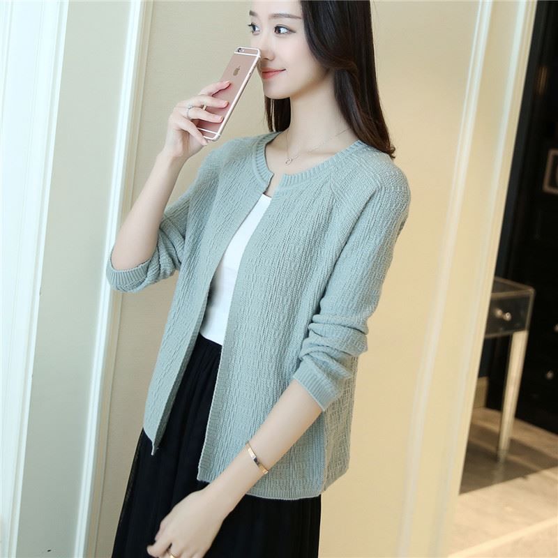 女人怕不怕冷，也别傻买羽绒服!瞧这新出薄外套，不厚不薄刚刚好