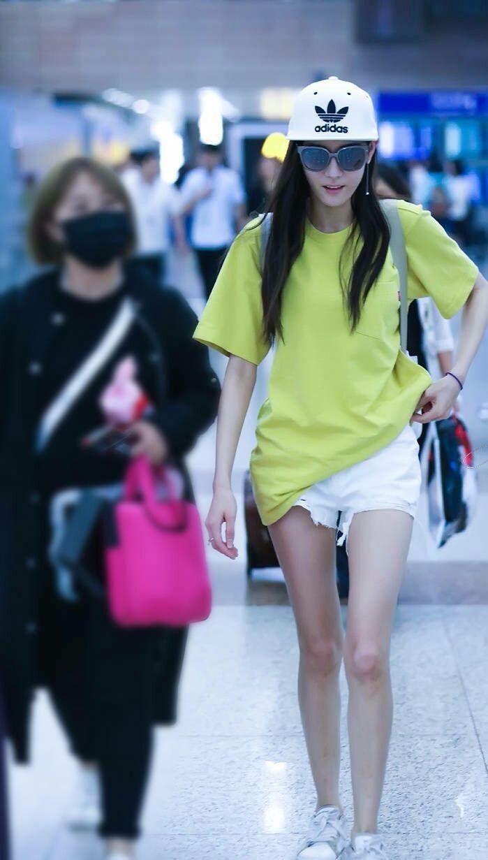 迪丽热巴罕见穿短裙秀事业线格外性感!只是这风吹起来有些尴尬!