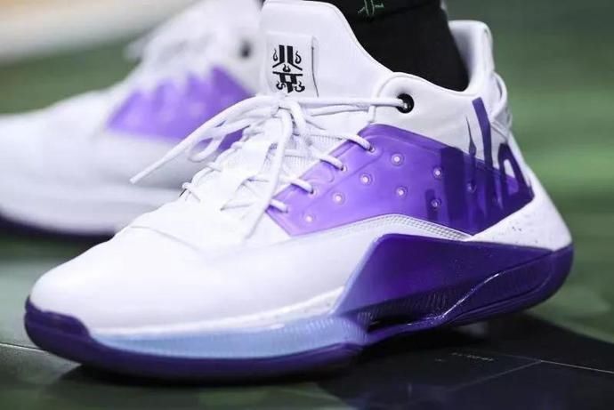 郭艾伦cba全明星球鞋