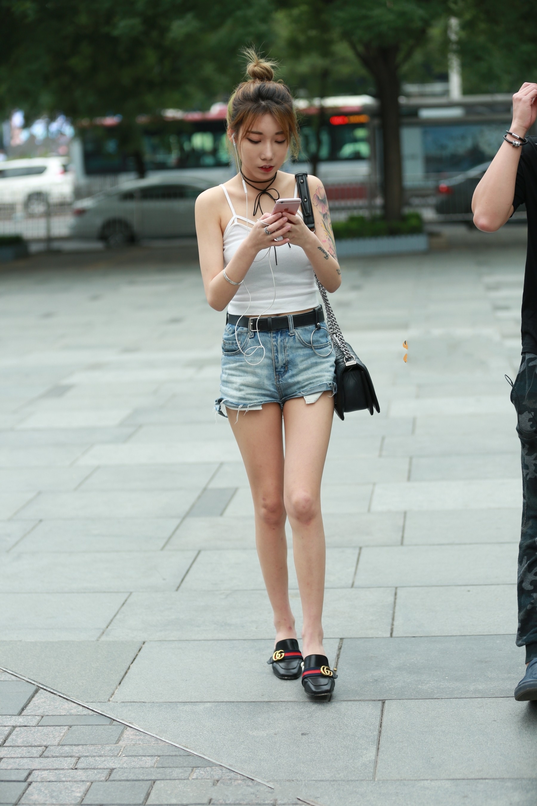 小姐姐短裤秀大腿,身体上的纹身完全盖过了身材