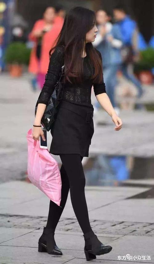 街拍路人：紧身裤让女人不自觉头上扬，加点小高傲更有魅力
