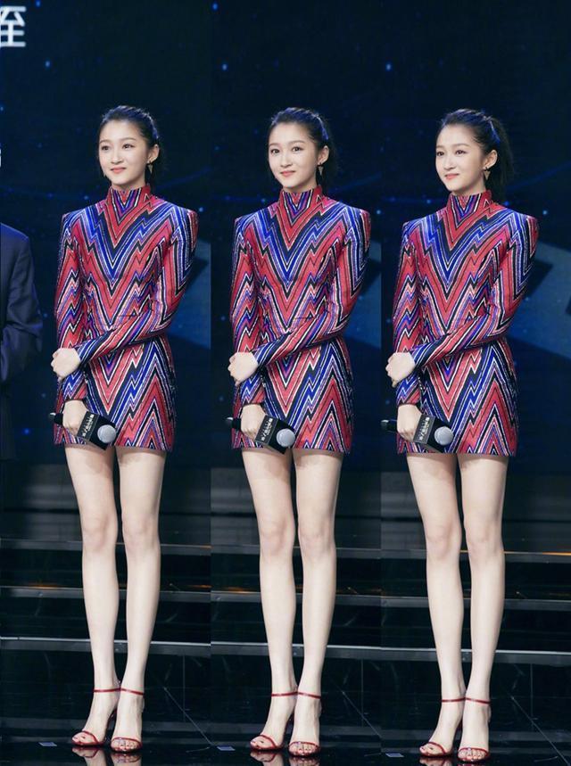 32岁辛芷蕾撞衫21岁关晓彤，同穿连衣裙，输了年龄赢了气质