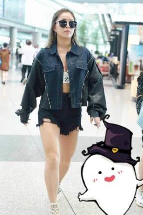 王菊只穿一件抹胸，也敢敞开上衣炫身材，网友：短裤都快撑破了！