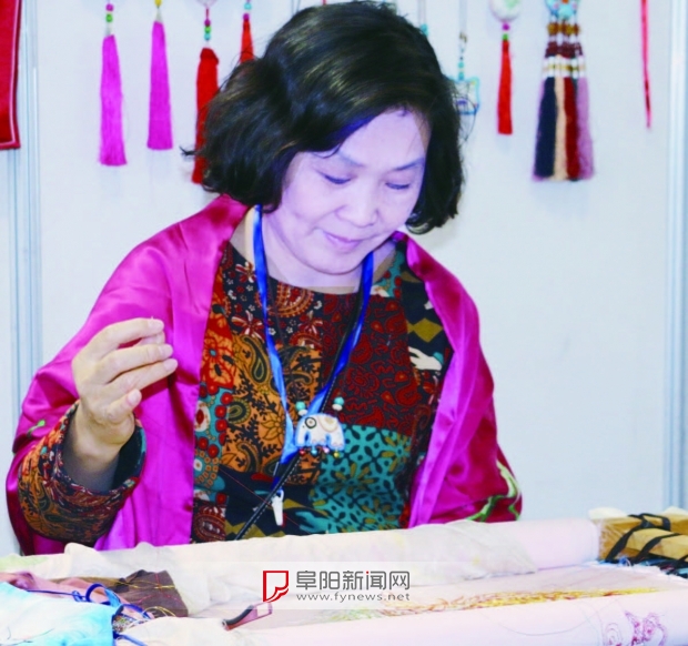 为给女儿做嫁衣 裁剪刺绣忙一年