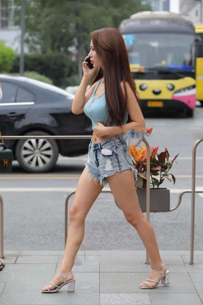 丰满的牛仔裤小姐姐，白皙美腿很吸睛，长发飘飘很迷人!