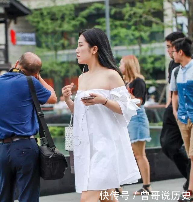 街拍 微胖少妇紧身装大胆出行, 火辣身材让人眼神移不开