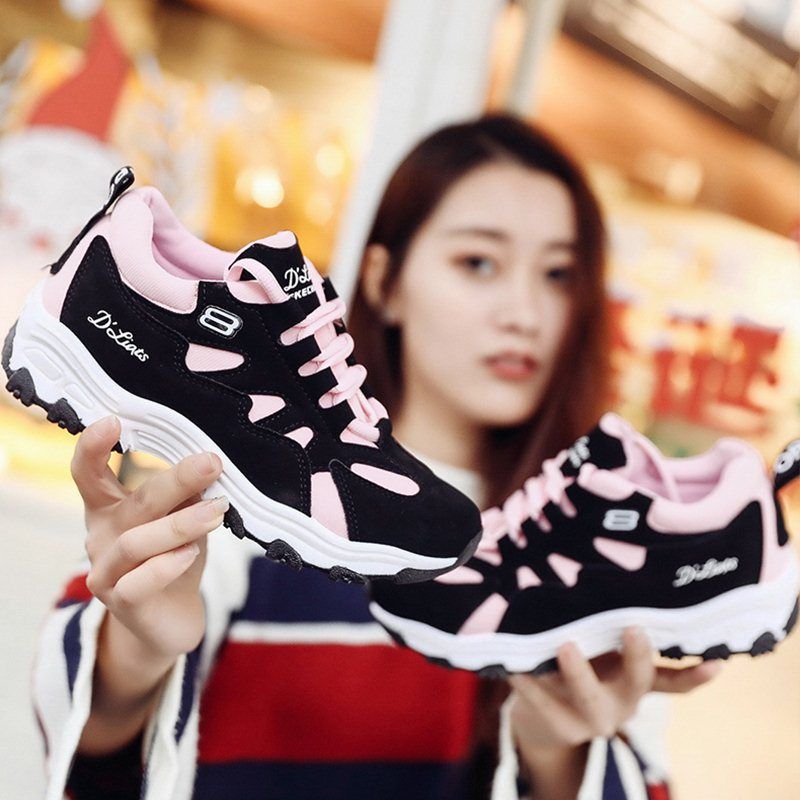 别再傻傻穿磨脚的高跟鞋了，女神都在穿运动鞋，舒适柔软逛街必备