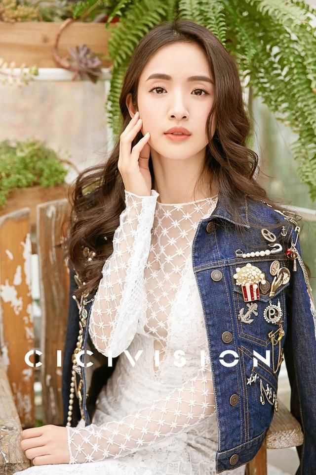 林依晨美得不像话!一袭抹胸礼裙优雅迷人，却涂错口红瞬间老十岁