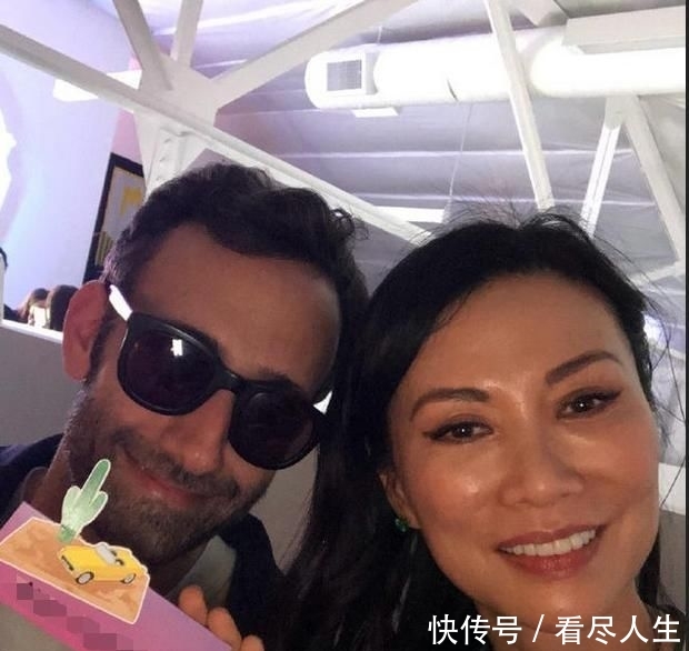 「气质」邓文迪单身后真敢穿!微透上衣映出完美比例,性感又不显低俗