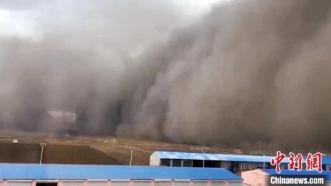 吉林■吉林西部出现沙尘暴 “沙墙”过境遮天蔽日