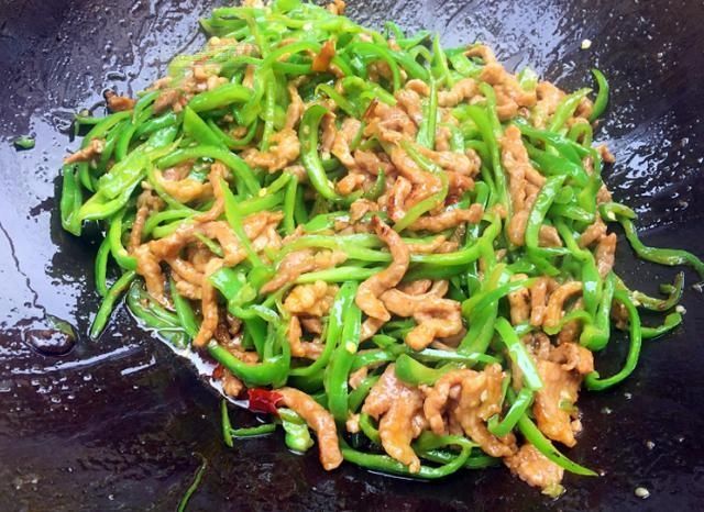  将里脊肉■青椒即是配菜也是主菜，下饭下酒青椒肉丝，爽口开胃虎皮椒