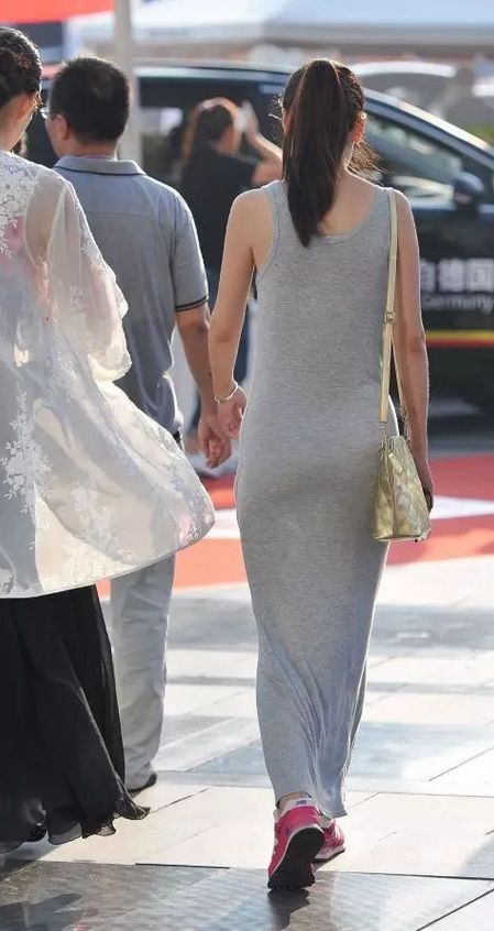 街怕:额头白皙，鼻子高挺又小巧可爱。