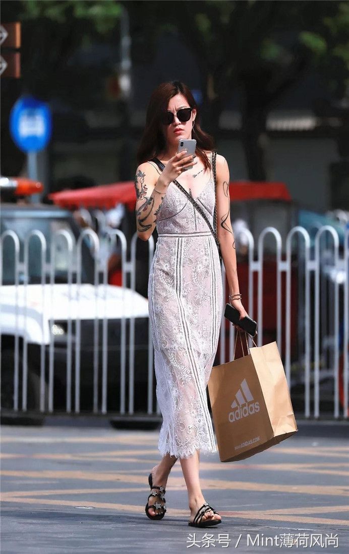 成都街拍:炎热夏季姑娘们清凉出行简约又时尚，你最喜欢哪一位?