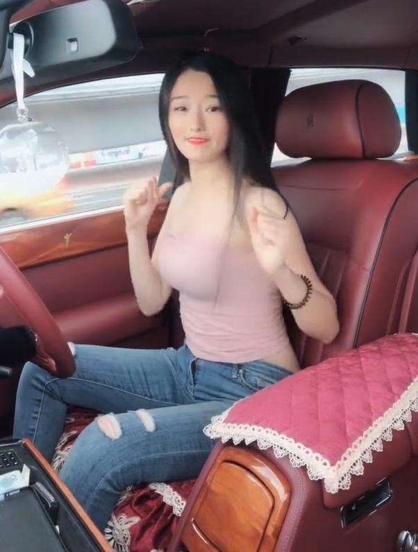 漂亮的女司机，身材好显得异常娇艳