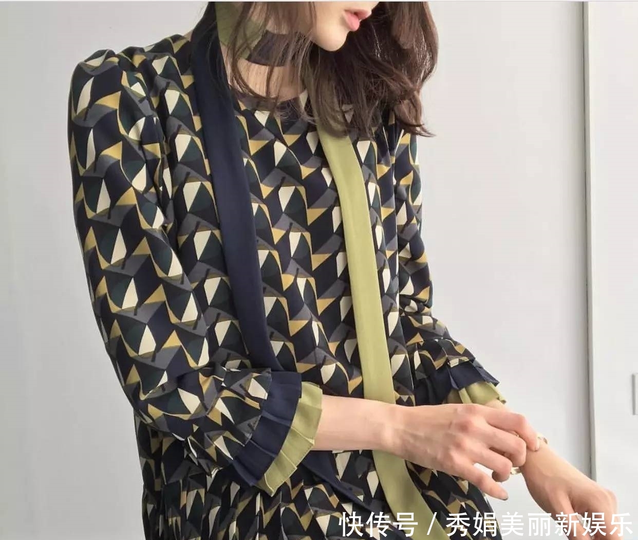  『毛衣』印花穿不好，连娜扎都变土气了，只有get这2点，才能秒变小仙女