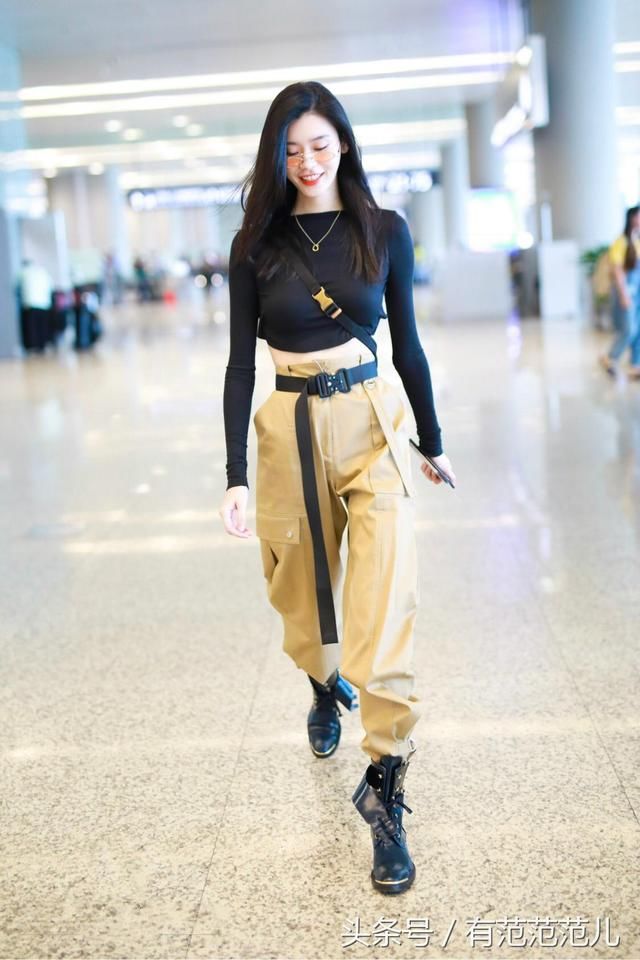 奚梦瑶太疯狂了，只穿“半件”黑色T就出门，网友：掉下来咋办？