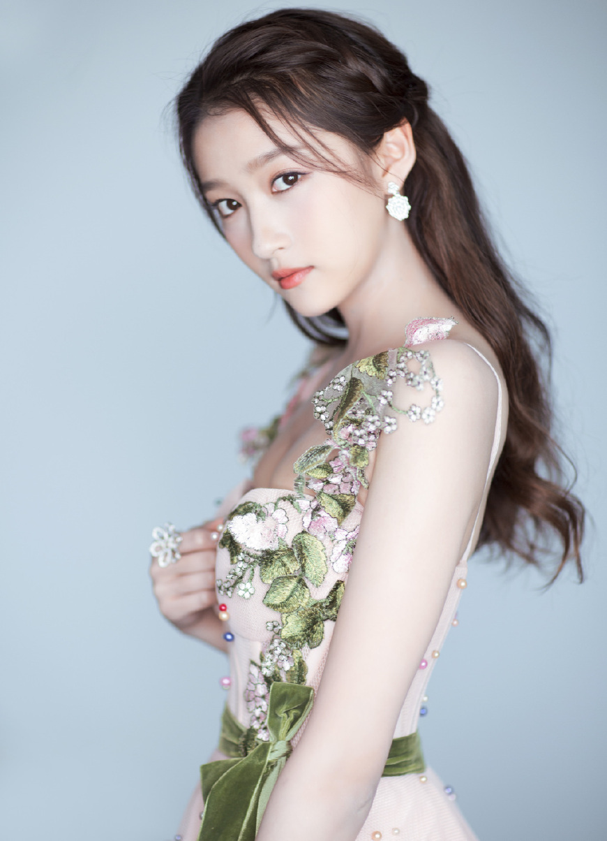 关晓彤美腻了！一袭天蓝色吊带连衣裙仙气十足，网友：终于穿对了