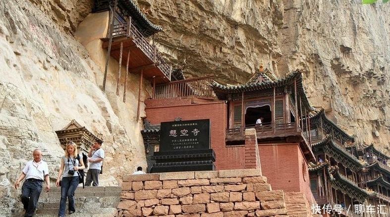 山西悬空寺，曾被列入世界可危建筑，仅木棍支撑就引游客纷至沓来