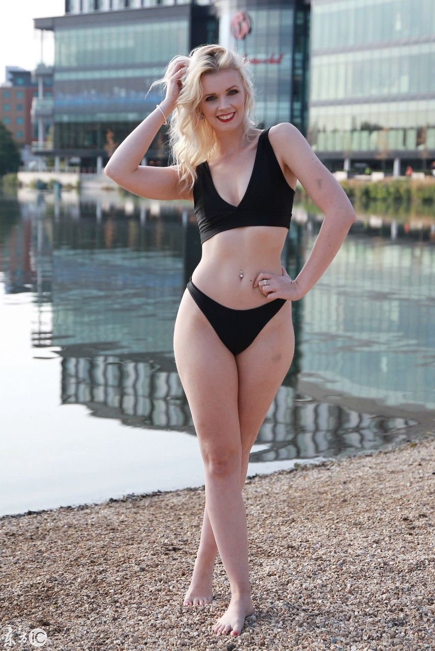 各色穿着比基尼的美女在沙滩上，小编觉得最后一位最美，你呢?