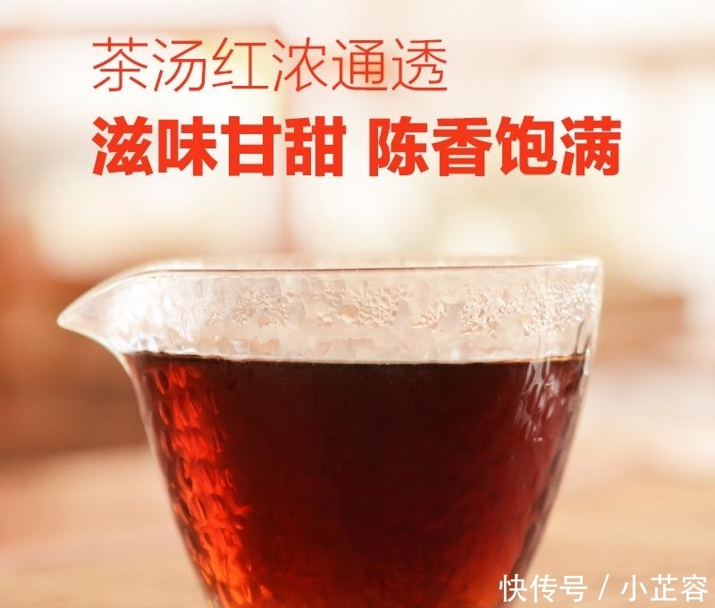  #小伙#江西南康一个小伙, 将实木茶桌与鱼缸相结合, 茶桌中养鱼,