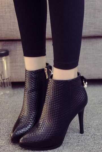 尖头细高跟鞋,穿在白皙娇嫩的脚丫上,散发高贵典雅的气质