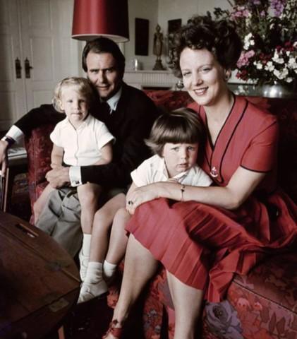 盘点各国王妃珠宝首饰，丹麦和英国女王出门最奢侈，唯有她最朴素