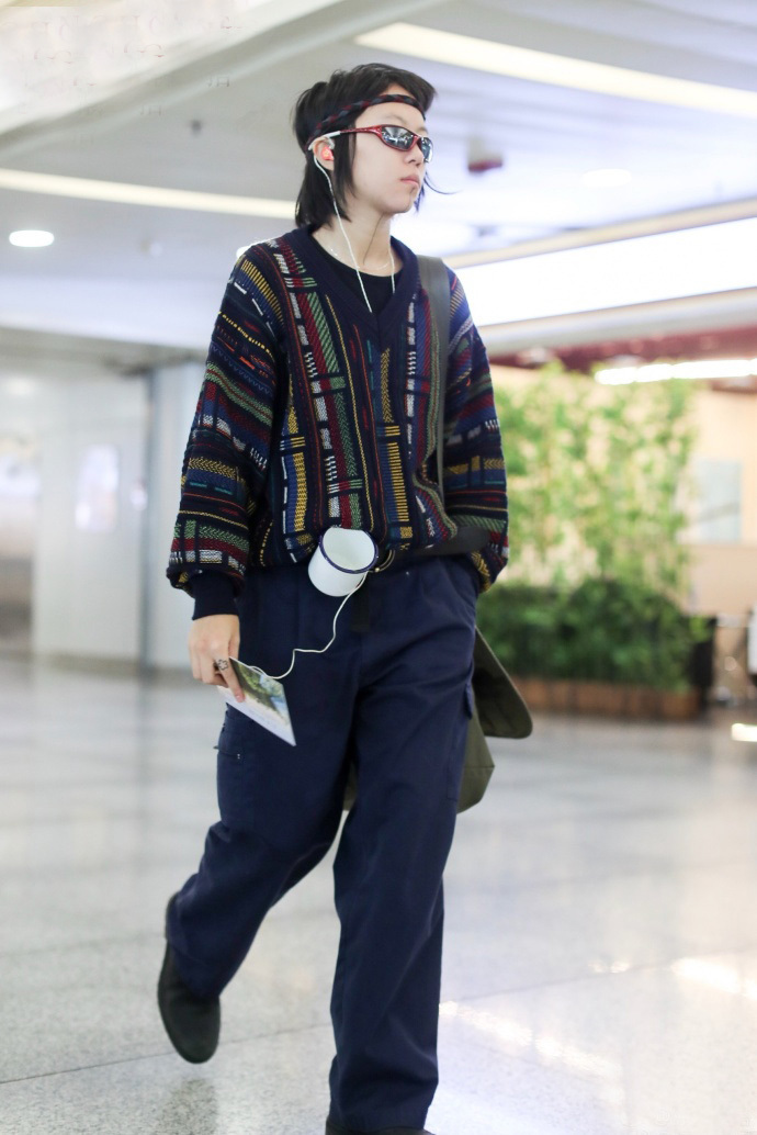 窦靖童又把茶缸子挂腰上，大夏天却穿毛衣，网友：王菲这都不管？