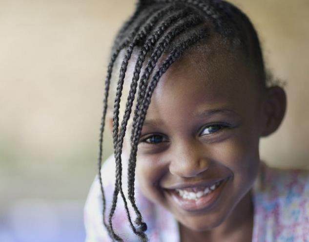 去过非洲的高级理发店才知道，非洲女人头上的小辫子都是假的！