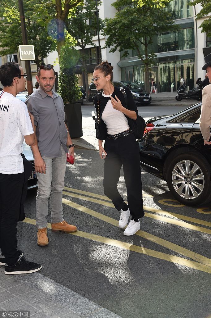 宠粉无下限！贝拉哈迪德“耳上添花”捂嘴偷笑羞答答 搂抱粉丝花